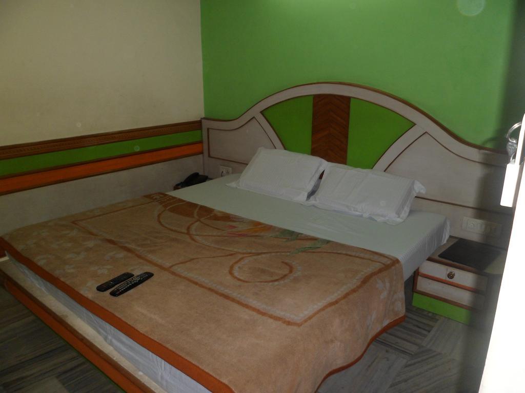 Hotel Hare Krishna Main Bazar Nueva Delhi Habitación foto